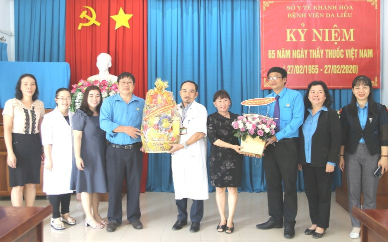 Đại diện Liên đoàn Lao động tỉnh tặng hoa chúc mừng tại Bệnh viện Da liễu tỉnh.