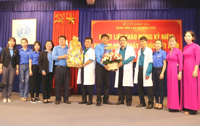 Đại diện Liên đoàn Lao động tỉnh tặng hoa chúc mừng tại Bệnh viện Lao và Bệnh phổi tỉnh.