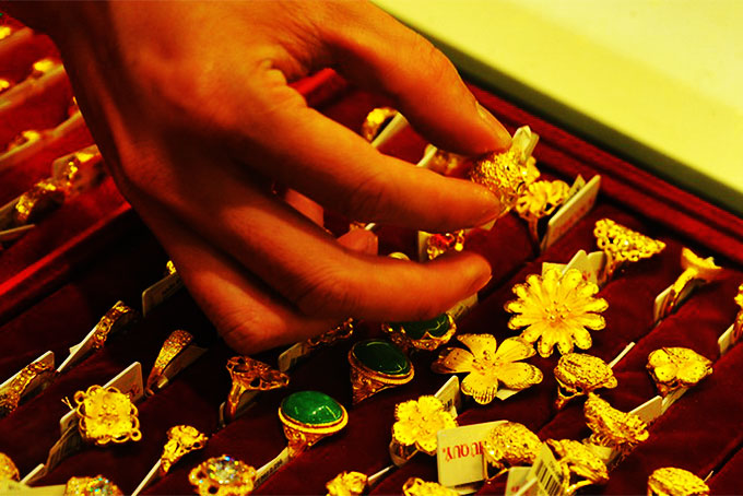 Giá vàng "rơi tự do" sau khi lập đỉnh cao nhất 8 năm