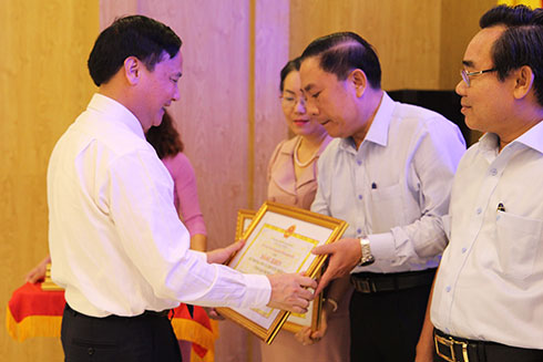 Ông Nguyễn Khắc Định trao bằng khen của UBND tỉnh cho các tập thể.