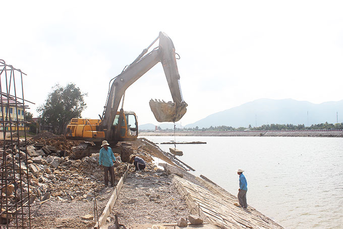 Giai đoạn 2 của dự án Kè chống sạt lở bờ bắc thị trấn Diên Khánh đang được thi công.