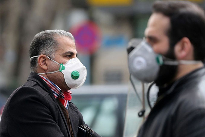 Người dân Iran đeo khẩu trang phòng bệnh trong bối cảnh dịch Covid-19 diễn biến hết sức nguy hiểm ở quốc gia này. Ảnh: Anadolu.