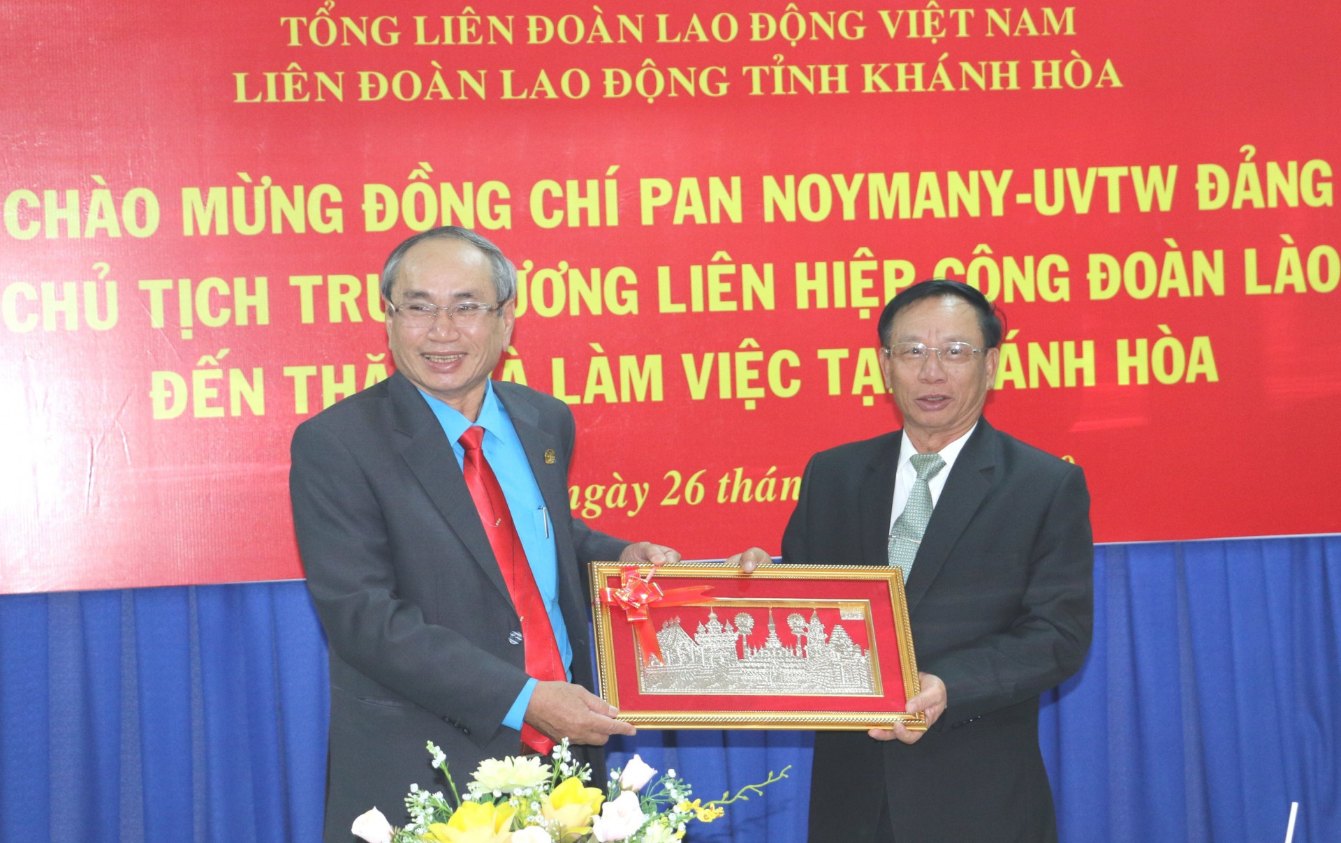 Ông Pan Noymany (bên phải) tặng quà lưu niệm cho đại diện Liên đoàn Lao động tỉnh Khánh Hòa