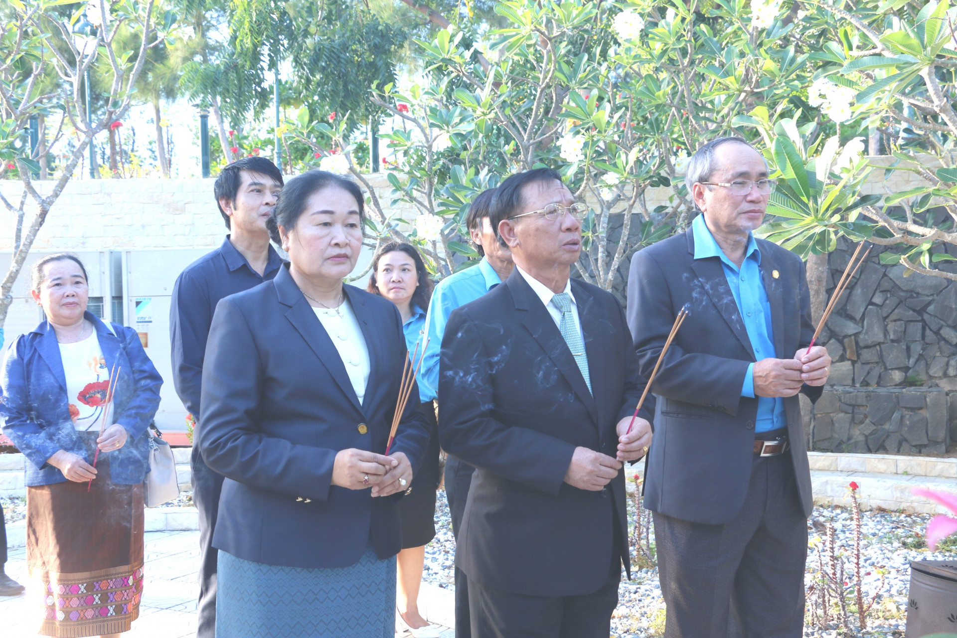 Ông Pan Noymany cùng đoàn công tác và Liên đoàn Lao động tỉnh Khánh Hòa thắp hương tại Khu tưởng niệm Chiến sĩ Gạc Ma. 