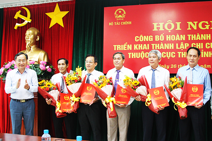 Đồng chí Nguyễn Đắc Tài trao quyết định,  tặng hoa chúc mừng lãnh đạo Chi cục Thuế khu vực Bắc Khánh Hòa.
