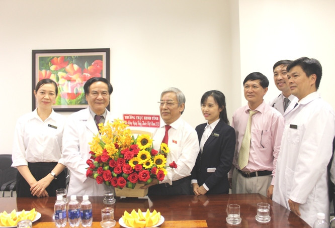 Ông Lê Xuân Thân tặng hoa, chúc mừng tại Bệnh viện Đa khoa Quốc tế Vinmec Nha Trang.
