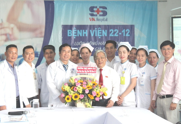 Ông Lê Xuân Thân tặng hoa, chúc mừng tại Bệnh viện 22-12.