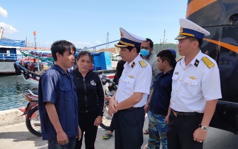 Cán bộ Vùng 4 Hải quân thăm hỏi, động viên các ngư dân.