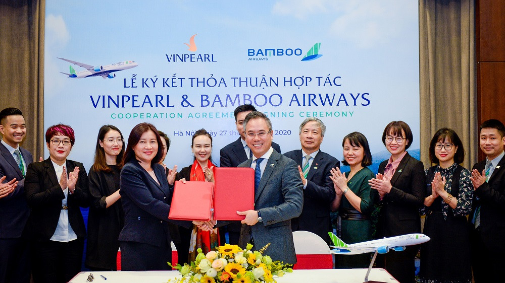  Bà Vũ Tuyết Hằng - Tổng Giám Đốc Công ty CP Vinpearl và Ông Đặng Tất Thắng - Phó Chủ Tịch thường trực kiêm Tổng Giám Đốc Bamboo Airways ký thỏa thuận hợp tác