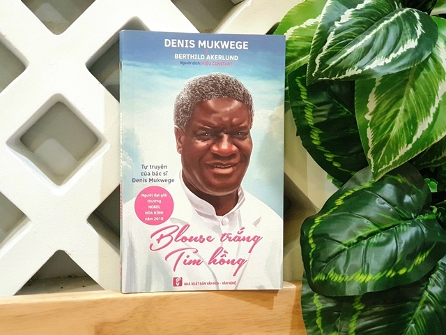 Blouse trắng Tim hồng - cuốn tự truyện về tình nhân ái