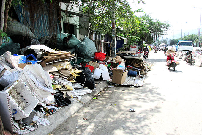 Chiếm dụng lòng, lề đường để mua bán phế liệu