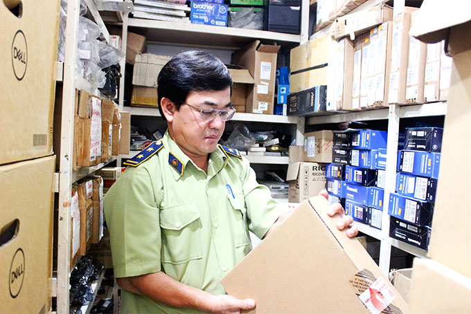 Lực lượng quản lý thị trường tỉnh kiểm tra tại một doanh nghiệp  ở Nha Trang có website thương mại điện tử.