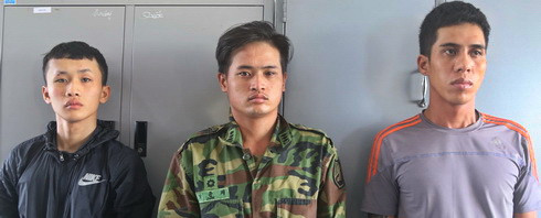 Nguyễn Hưng (giữa) cùng các đối tượng bị đưa về cơ quan điều tra