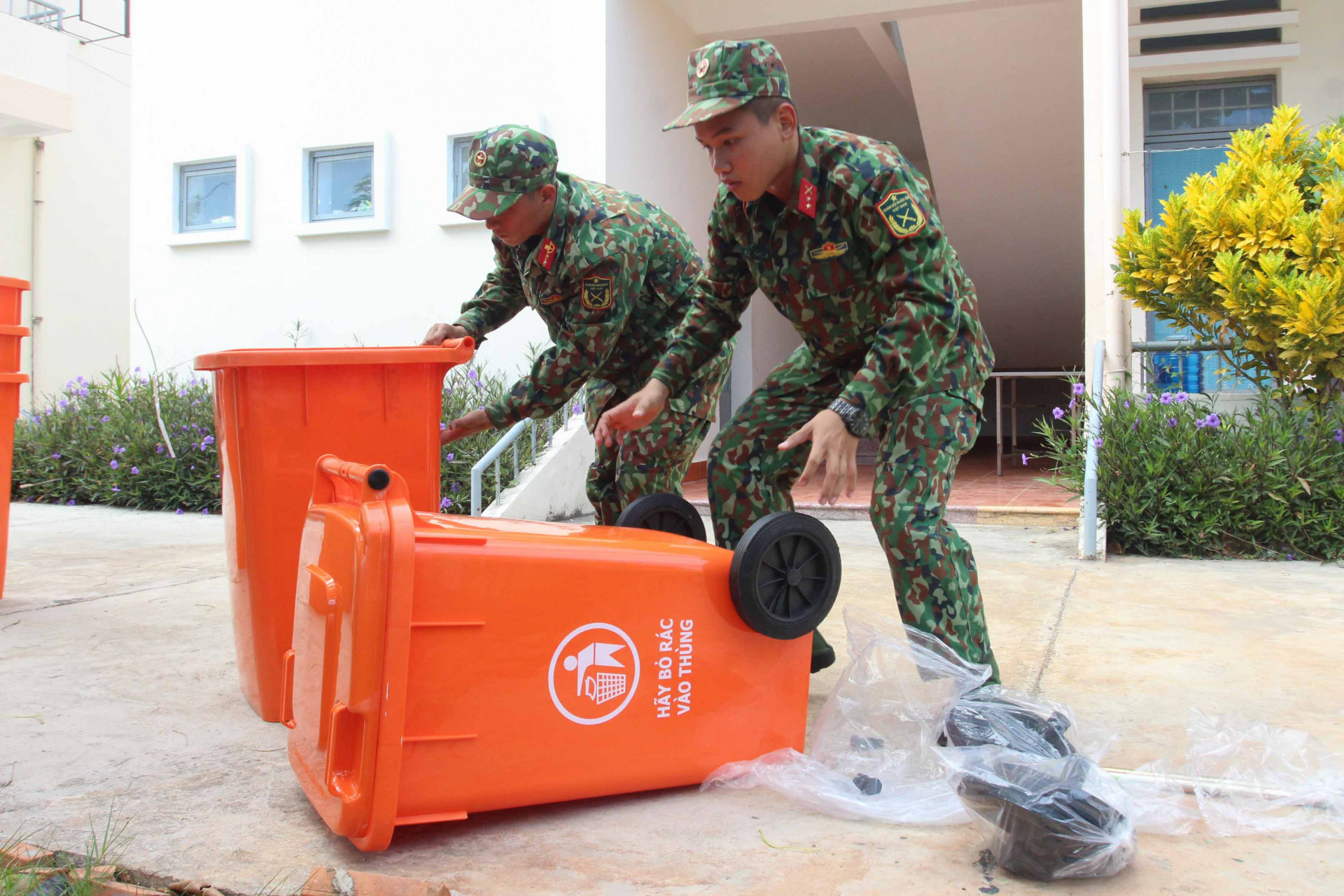 Những thùng rác cũng được bố trí thêm để phục vụ sinh hoạt