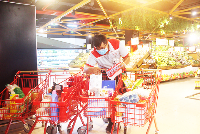Shipper of Lotte Mart Nha Trang cheking goods for online orders