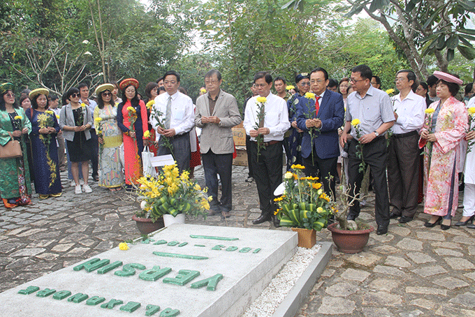 Lãnh đạo tỉnh Khánh Hòa cùng những người ái mộ bác sĩ A.Yersin dâng hương, dâng hoa tưởng niệm trước mộ phần của ông. 