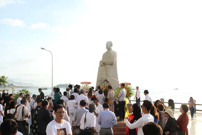 Đông đảo các tầng lớp nhân dân đã tham dự lễ tưởng niệm ngày mất bác sĩ A.Yersin. 