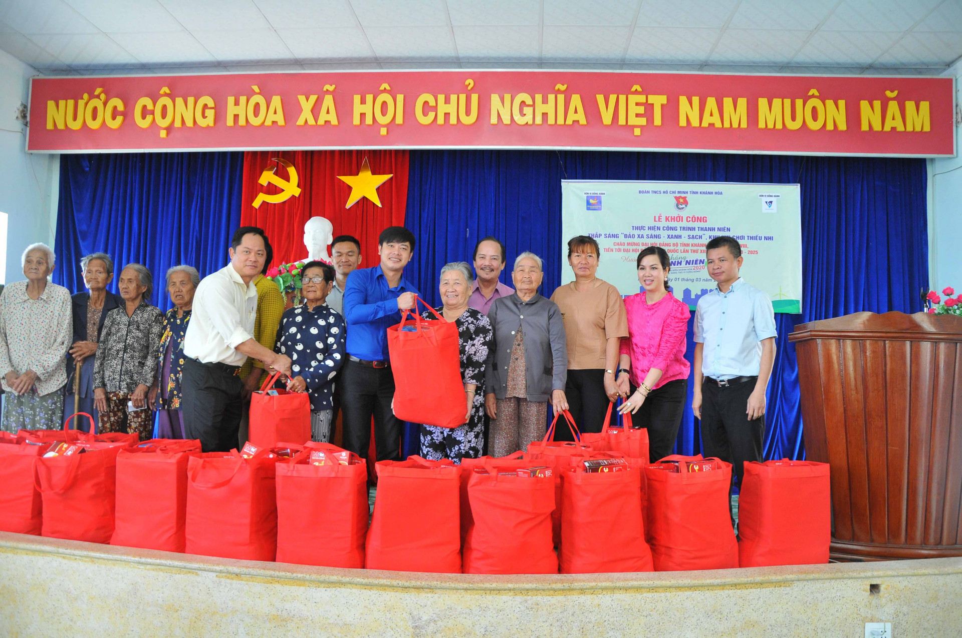 Các đại biểu tặng quà cho các hộ gia đình chính sách, gia đình khó khăn xã Ninh Vân