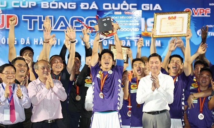 Văn Quyết nâng Cup vô địch cho Hà Nội sau trận thắng TP HCM. Ảnh: Đức Đồng.