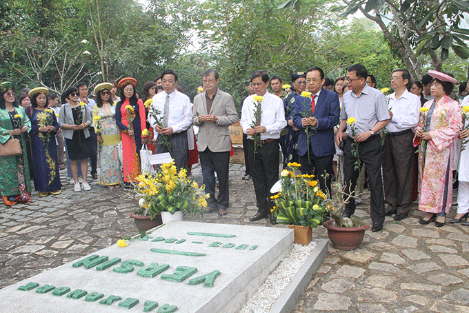 Khanh Hoa Province’s leaders and other attendees offering incense and flowers at Dr. Alexandre Yersin’s tomb