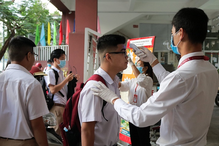 Trường iSchool Nha Trang tổ chức đo nhiệt độ cho học sinh trước khi vào lớp. 
