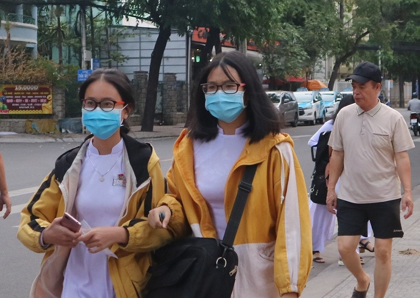 Students of Ly Tu Trong High School (Nha Trang) wearing masks to school