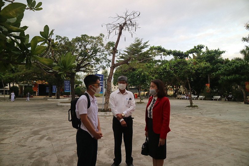 Khanh Hoa Provincial Department of Education and Training’s inspection groups talking with student of Ly Tu Trong High School