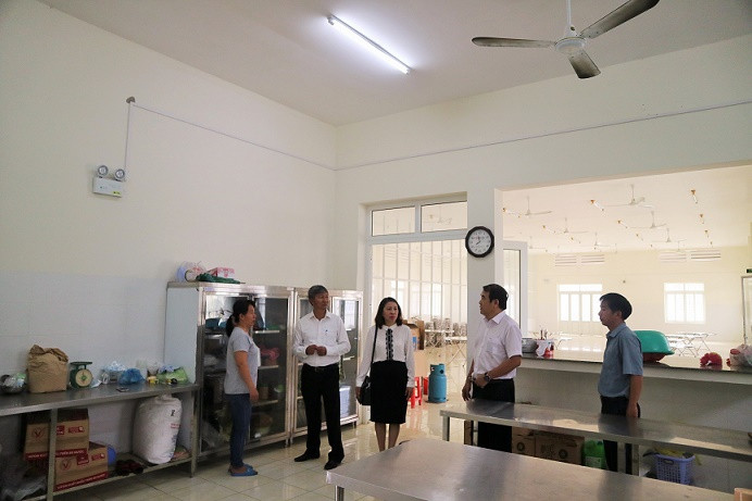…and kitchen at Le Quy Don High School for the Gifted (Nha Trang)