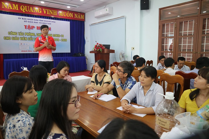 Thầy Phạm Vũ Thanh An - đại diện nhóm Seeds of Hope (Hạt giống hy vọng) lưu ý một số nội dung đối với giáo viên trước khi thực hành làm dung dịch sát khuẩn. 