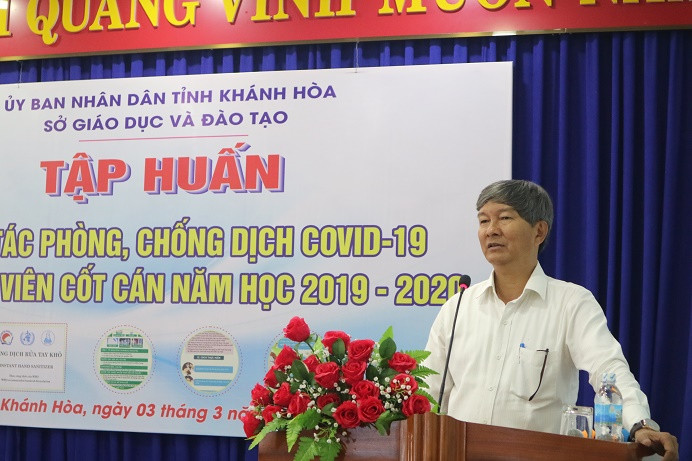 Le Dinh Thuan, deputy director of Khanh Hoa Provincial Department of Education and Training, speaking at training session