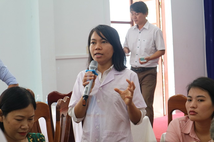 PhD Ha Thi Hai Yen, lecturer at Nha Trang University, giving instructions on how to make hand sanitizer