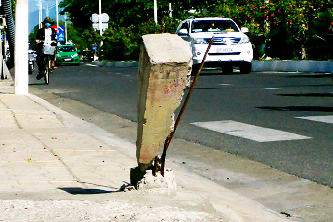 Trụ bê tông lòi cọng sắt