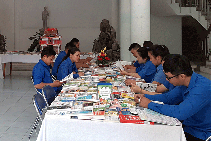 Youth Union members reading books at Khanh Hoa library 
