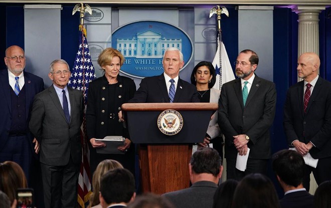 Phó tổng thống Mike Pence họp báo thông tin về diễn biến dịch Covid-19. Ảnh: AFP.