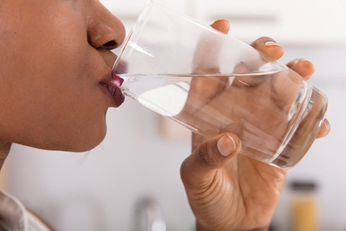 Những lợi ích ấn tượng từ việc uống nước lúc bụng đói vào buổi sáng. Ảnh minh họa: Shutterstock
