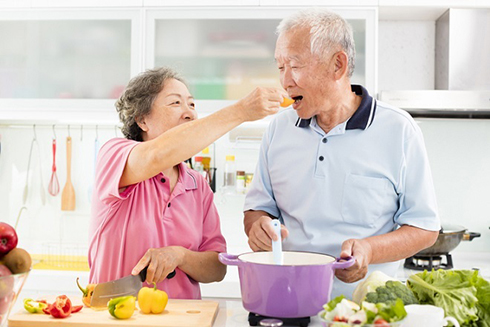 Người cao tuổi cần có chế độ dinh dưỡng phù hợp, thức ăn nên luộc, hấp và nấu chín mềm. Ảnh: Shutterstock.