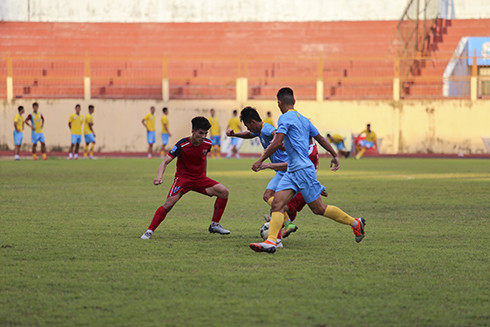 Đội bóng Sanna Khánh Hòa-Biển Việt Nam trong trận đấu tập huấn với Đăk Lăk.