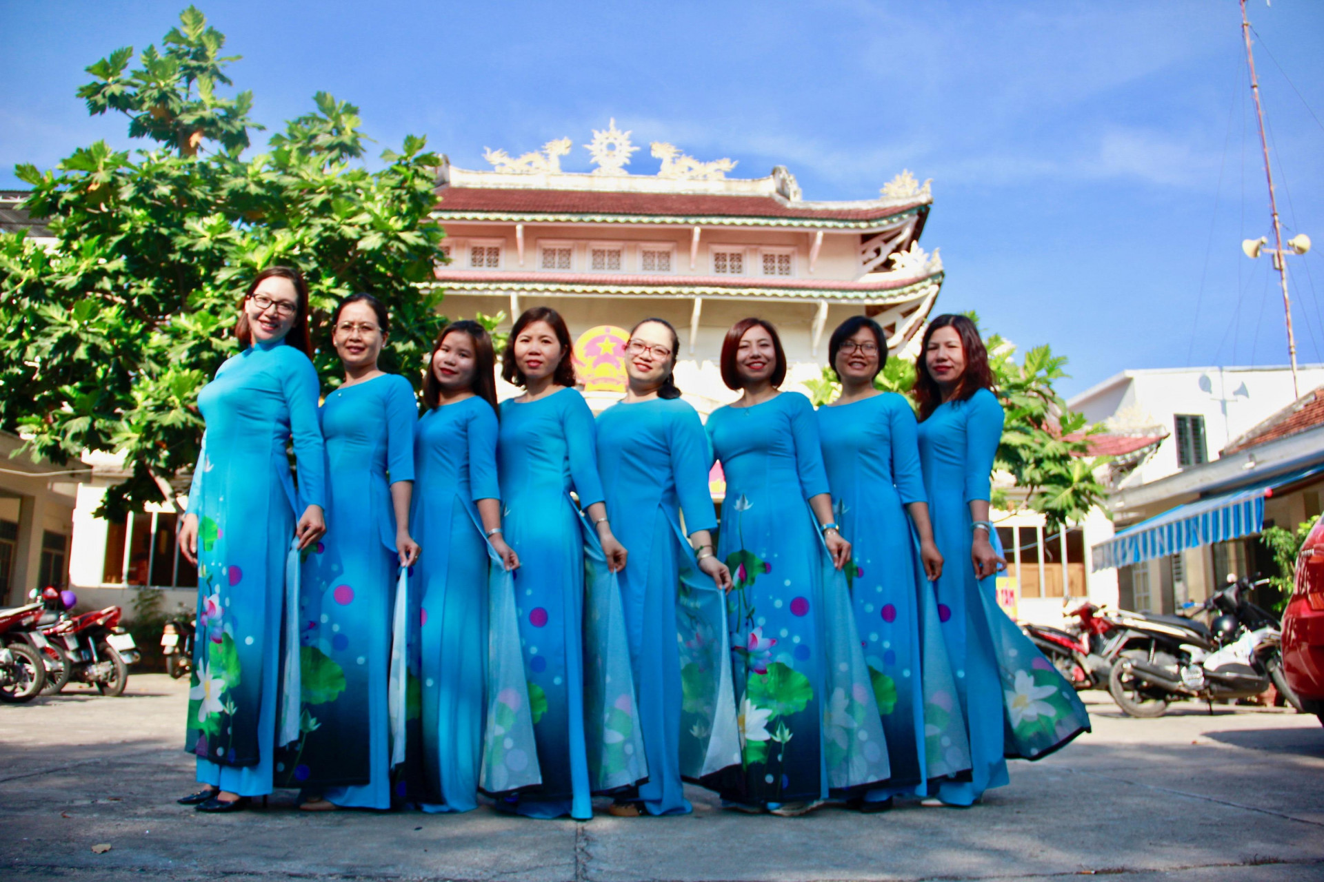 Cán bộ, công chức, viên chức phụ nữ UBND Phường Phước Hải, TP.Nha Trang đồng loạt mặc áo dài đến cơ quan.