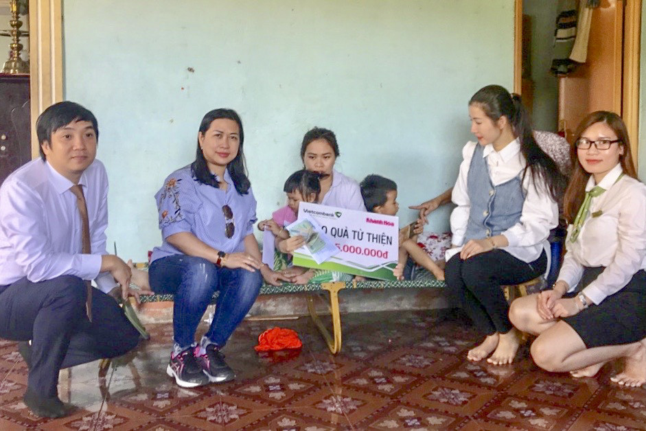 Đại diện Báo Khánh Hòa và Vietcombank Nha Trang,  Doanh nghiệp tư nhân Thanh Hải trao tiền ủng hộ  cho gia đình chị Đặng Thị Đức.