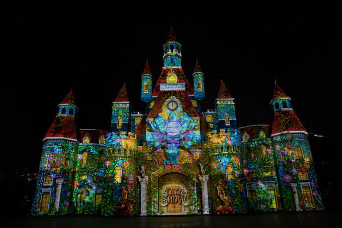 Tata Show mở màn với hình ảnh cung điện đầy hoa lá của xứ sở thần tiên được trình chiếu bằng công nghệ 3D mapping