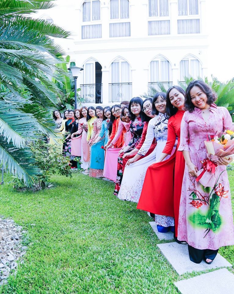 Tà áo dài tôn lên nét duyên dáng của người phụ nữ Việt Nam. (Ảnh: Công Định)