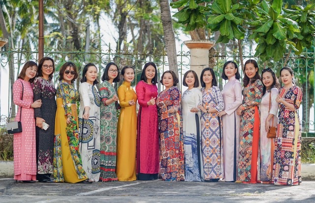 Các nữ phóng viên, biên tập viên Đài Phát thanh Truyền hình Khánh Hòa trong tà áo dài.