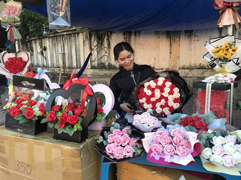 Không có khách, chị Lê Thị Tuyết tranh thủ chỉnh lại bó hoa sáp 70 bông có giá 790.000 đồng