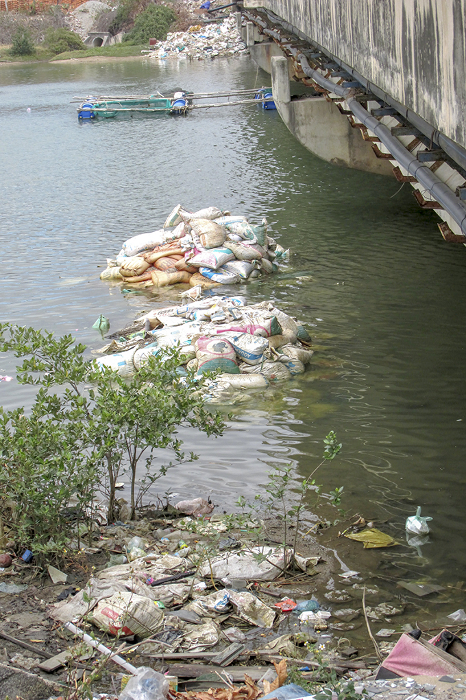 Vứt rác bừa bãi xuống chân cầu Trà Long
