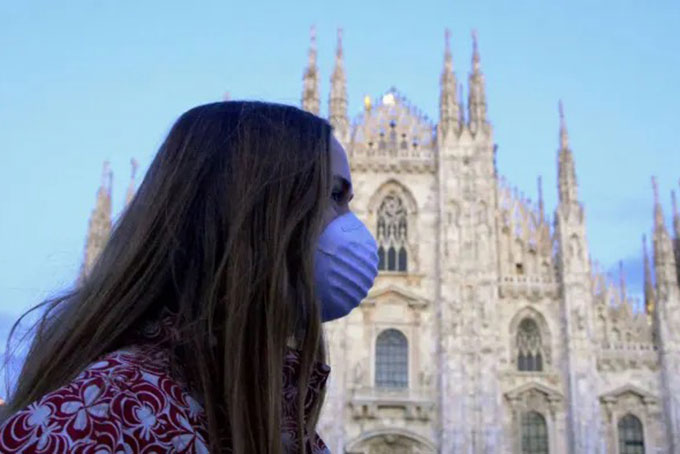 Người phụ nữ đeo khẩu trang ở Italy để phòng lây nhiễm Covid-19. Ảnh: Ropi.