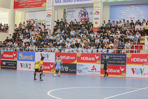 Khán giải đến xem giải futsal HDBank vô địch quốc gia 2019 tại Nha Trang.