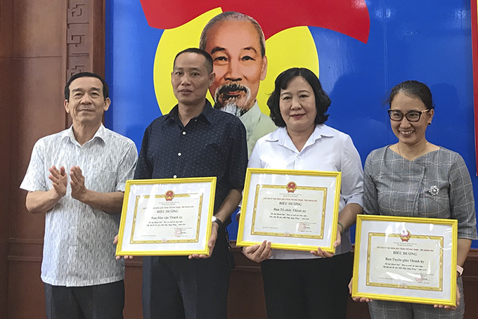 Lãnh đạo Thành ủy Nha Trang biểu dương các tập thể nhất, nhì, ba khối thi đua. 