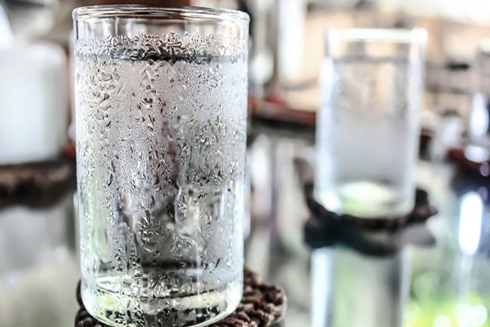 Uống nước lạnh làm các triệu chứng xấu đi ở những người bị đau nhức. Ảnh minh họa: Shuterstock