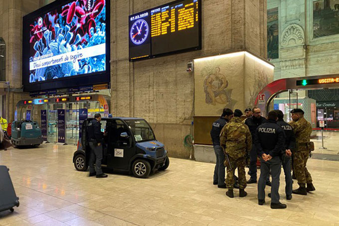 Lực lượng an ninh tại ga xe điện ở Milan, Ý khi vùng Lombardy chuẩn bị phong tỏa. Ảnh: Reuters.