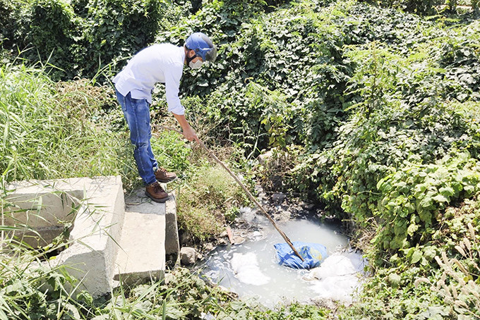 Một đoạn cống thoát nước ở tổ dân phố Phú Lộc Đông 2 bị ô nhiễm, bọt trắng xóa và bốc mùi do nưaớc thải từ cơ sở sản xuất bún.